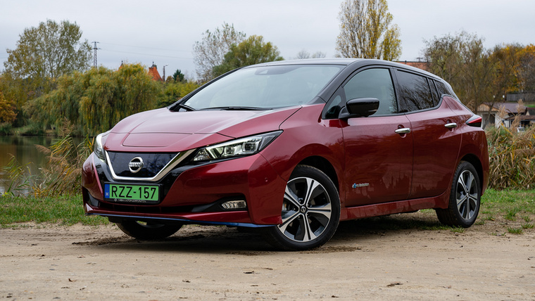 Listánk hetedik helyén a Nissan Leaf 40 kWh kapacitású akkumulátorral felszerelt változata, 271 kilométer WLTP szerinti hatótávolsággal, ami a hahu szerint 13,249 millió forinttól lehet a miénk.