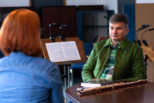 A fuvolaművész a Concerto Budapest tagja, interjút is egy próbateremben adott a Díványnak