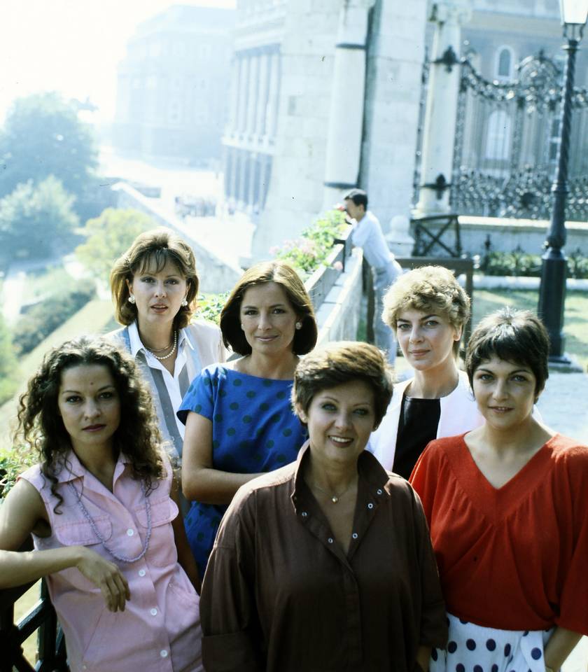 Berkes Zsuzsa, Endrei Judit, Török Annamária, előttük Bérczy Krisztina, Kertész Zsuzsa, Acél Anna tévé- és rádióbemondók 1986-ban.