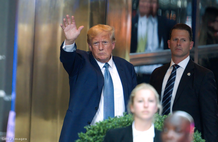 Egy képet az egykori amerikai elnökről, Donald Trumpról is mutatunk, akit akkor kaptak lencsevégre a minap, amikor megérkezett a New York-i Trump-toronyhoz.