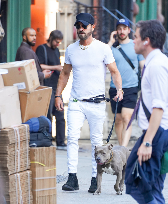 Jennifer Aniston exférje, Justin Theroux fehér szettjével tűnt ki az utcán New Yorkban
