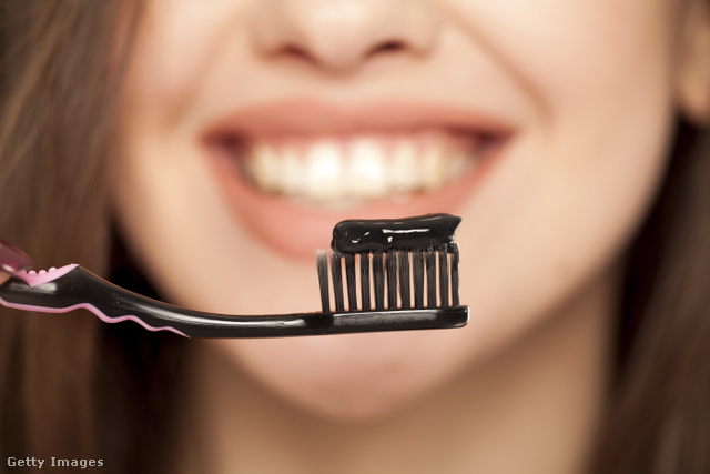 Az aktív szenes fogkrémek koptathatják a fogakat