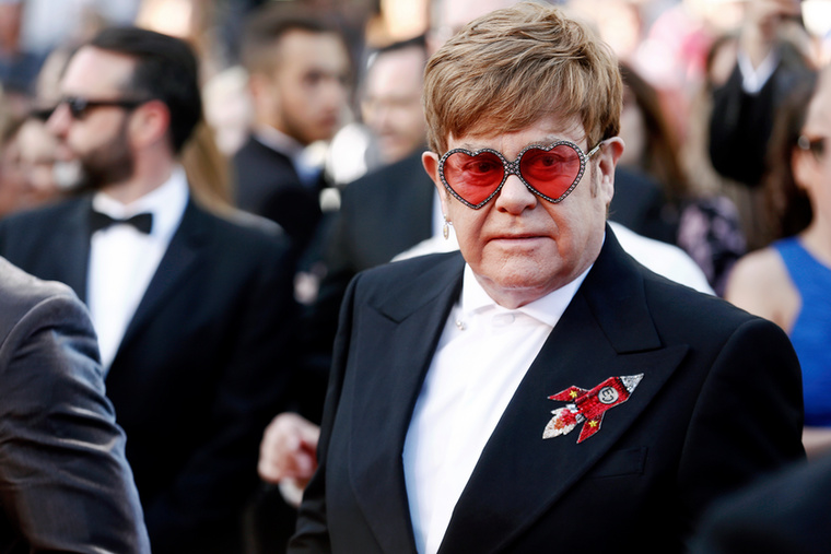 Elton JohnAz Oscas-díjas brit zeneszerző többször is próbálkozott egy nő oldalán megtalálni a boldogságot, ugyanis már a 60-as években jegyben járt valakivel, ám az esküvő előtt szétmentek, majd 1984-ben összeházasodott egy német hangmérnöknővel, Renate Blauel-el