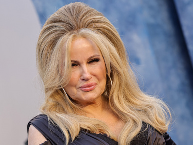 Jennifer Coolidge megbánta, hogy fiatal férfiakra pazarolta az idejét