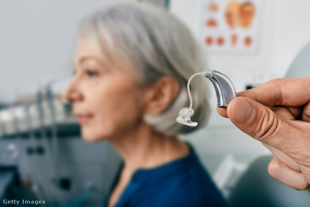 A jó hallás a demencia kockázatát is csökkenti, ezért fontos a hallókészülékek használata