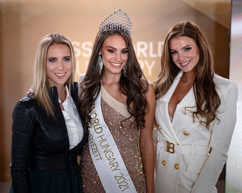 A Miss World Hungary győztese, Tótpeti Lili, valamint a verseny két magyarországi licensztulajdonosa, Rogán Gál Cecília és Sarka Kata a döntő után, 2021. október 29-én.