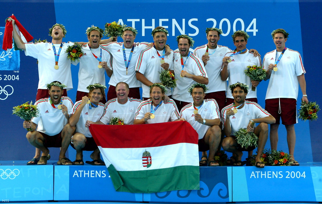 Az olimpiai bajnok magyar válogatott tagjai ünnepelnek a férfi vízilabdatorna eredményhirdetésén a XXVIII. Nyári Olimpiai Játékokon 2004. augusztus 29-én