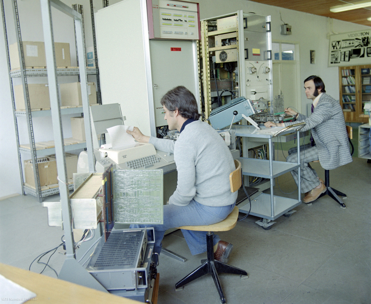 Tab, 1975. május 7. Tetra Tech gyártmányú célszámítógéppel ellenőrzik a dolgozók a gyártósoron elkészült memóriakártyákat a Videoton Számítástechnikai Gyár tabi gyáregységében.