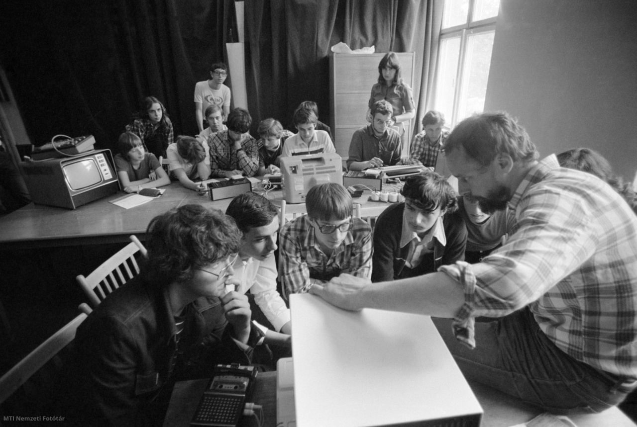 Budapest, 1982. június 22. Általános és középiskolás diákok ismerkednek a számítógéppel a Magyar Tudományos Akadémia Számítástechnikai Kutató Intézetének nyári táborában. A gépek zöme a Commodore gyártmányú VIC-20-as.