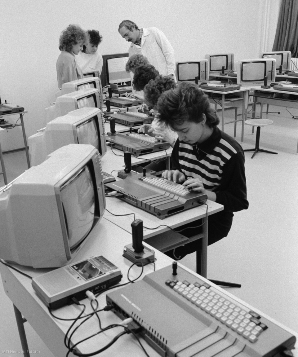 Celldömölk, 1989. január 6. A diákok Bertha Gyula tanár (háttérben) vezetésével ismerkednek a számítástechnika alapjaival a 410. sz. Ipari Szakmunkásképző és Szakközépiskola számítógéptermében.