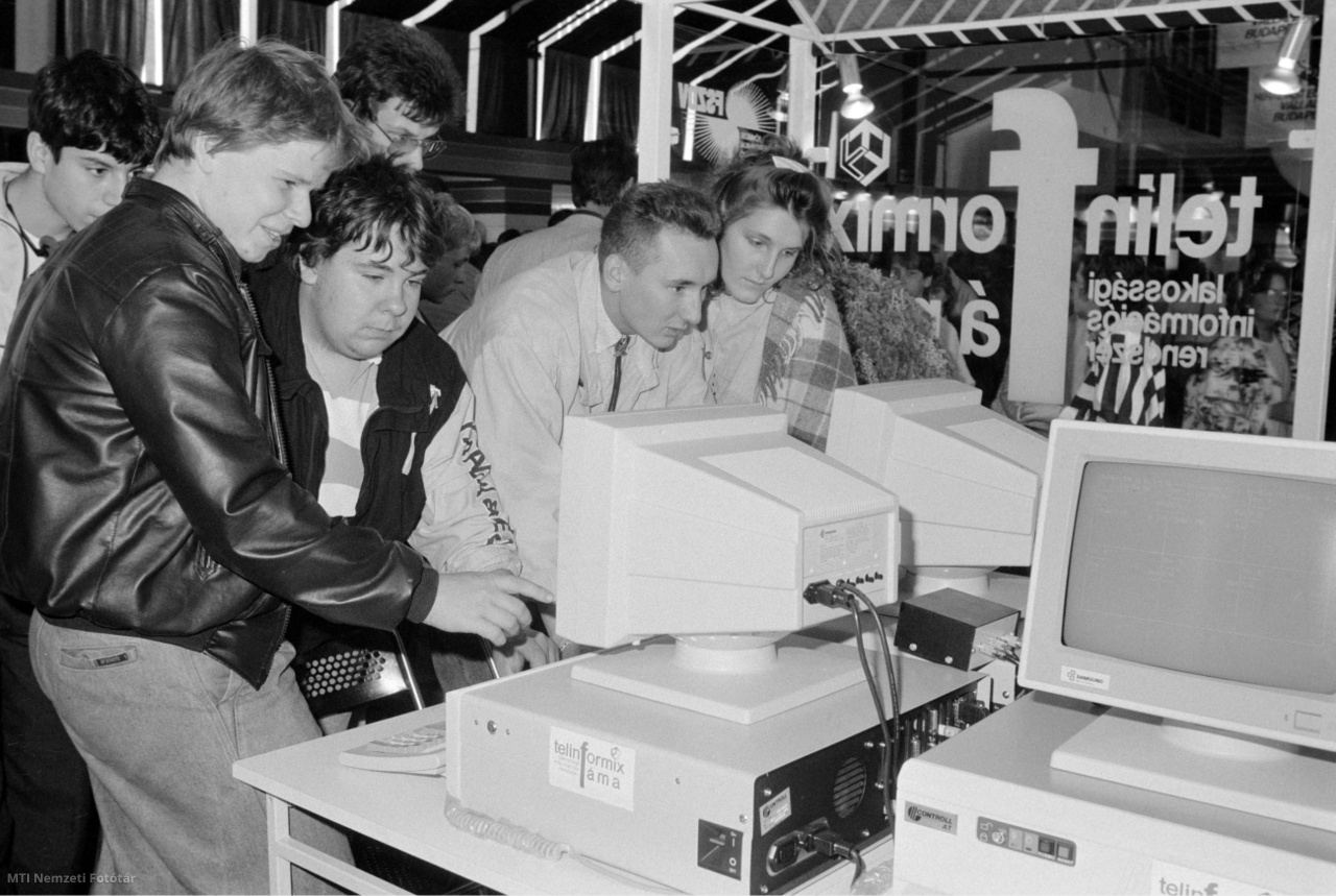 Budapest, 1988. szeptember 25. Érdeklődők nézegetik a híradástechnikai újdonságokat az Orion vállalat kiállításán a Budapesti Nemzetközi Vásár (BNV) közönségnapján.