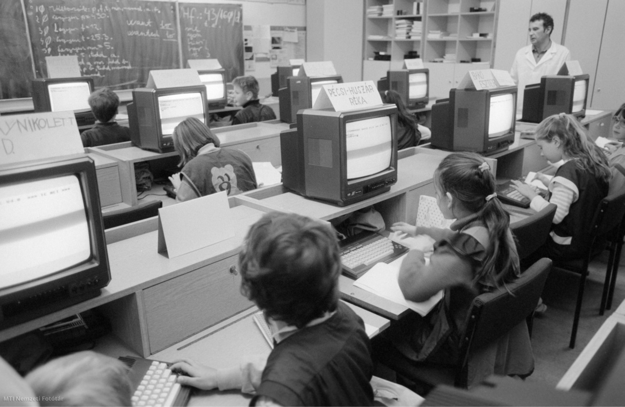 Békéscsaba, 1990. november 8. Zsótér Ferenc órát tart a békéscsabai belvárosi iskola III/A osztályának a számítógépes oktatóteremben. Az új intézmény Békés megye legkorszerűbb általános iskolája.