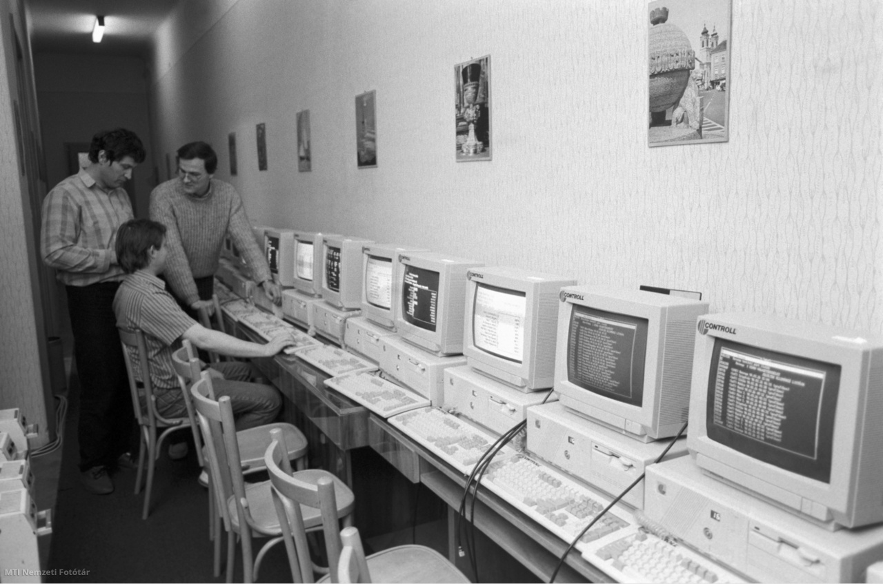 Budapest, 1990. április 4. A Controll Kisszövetkezet számítástechnikai szakemberei tesztelik a választások második fordulója alatt a sajtó tájékoztatását szolgáló számítógépek működését.