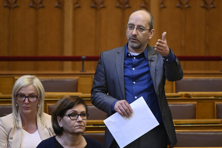 Szabó Szabolcs, a Momentum képviselője napirend előtt felszólal az Országgyűlés plenáris ülésén 2023. április 17-én