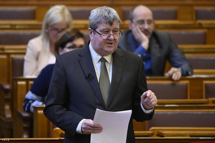 Tállai András, a Pénzügyminisztérium parlamenti államtitkára napirend előtti felszólalásra válaszol az Országgyűlés plenáris ülésén 2023. április 17-én