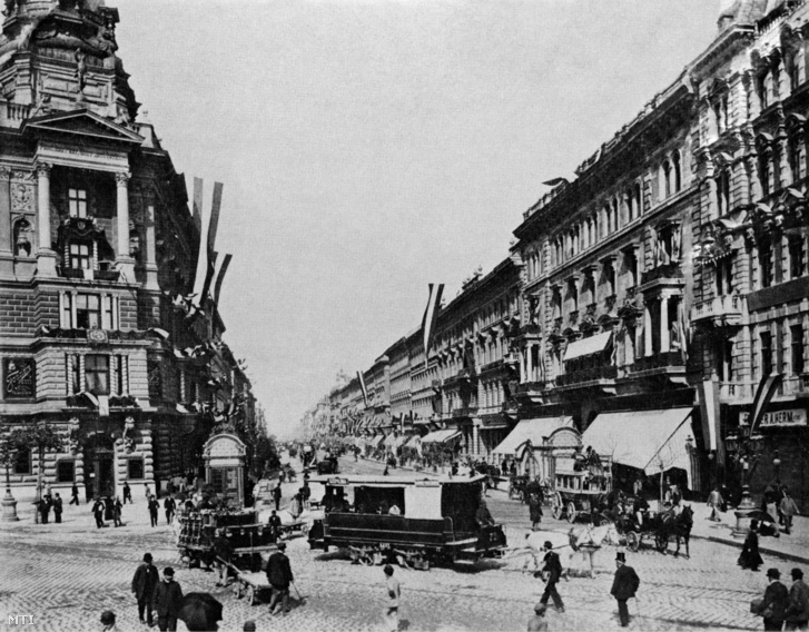 Budapest 1896. Forgalom a fellobogózott Andrássy út és Váci körút kereszteződésében. A felvétel készítésének pontos dátuma ismeretlen