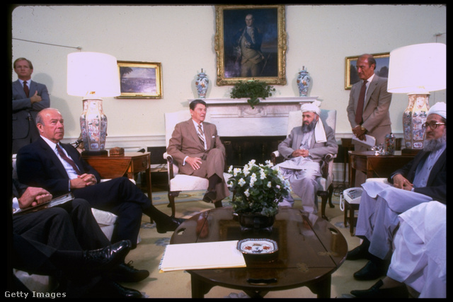 Ronald Reagan elnök és George Schultz külügyminiszter mudzsahedin vezetőkkel találkoznak a Fehér Házban