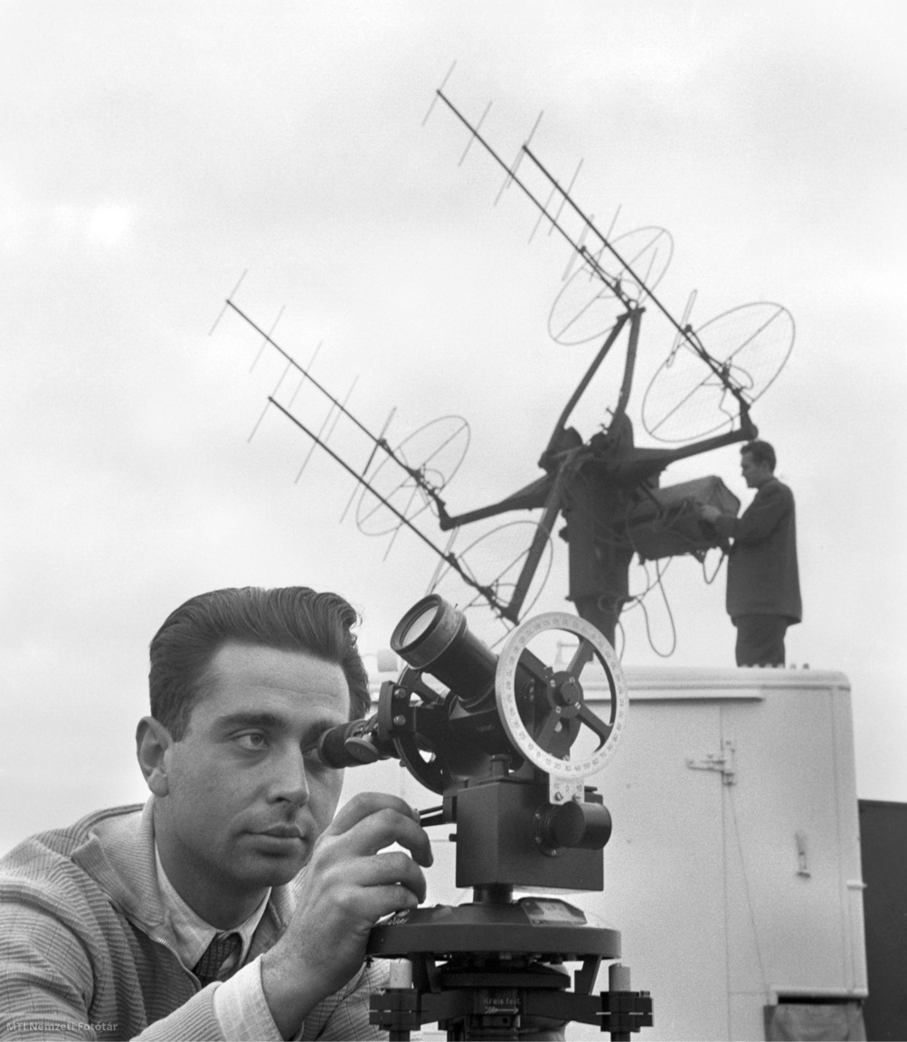Budapest, 1960. november 2. A Meteorológiai Intézet munkatársa optikai és rádióteodolittal követi a rádiószondát vivő léggömböt, amelynek segítségével tájékozódnak a légköri viszonyokról a pestszentlőrinci obszervatórium meteorológusai