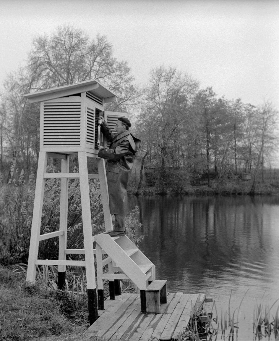 Gödöllő, 1961. november 9. Páskándy János vezető technikus a halastó partján elhelyezett meteorológiai észlelőberendezéseket ellenőrzi a Gödöllői Kisállattenyésztési Kutató Intézet halgazdaságában, ahol a nemesítési kísérletek után halmeteorológiai kutatást végeznek, miután a szakemberek összefüggést figyeltek meg az időjárás és a halak étvágya között
