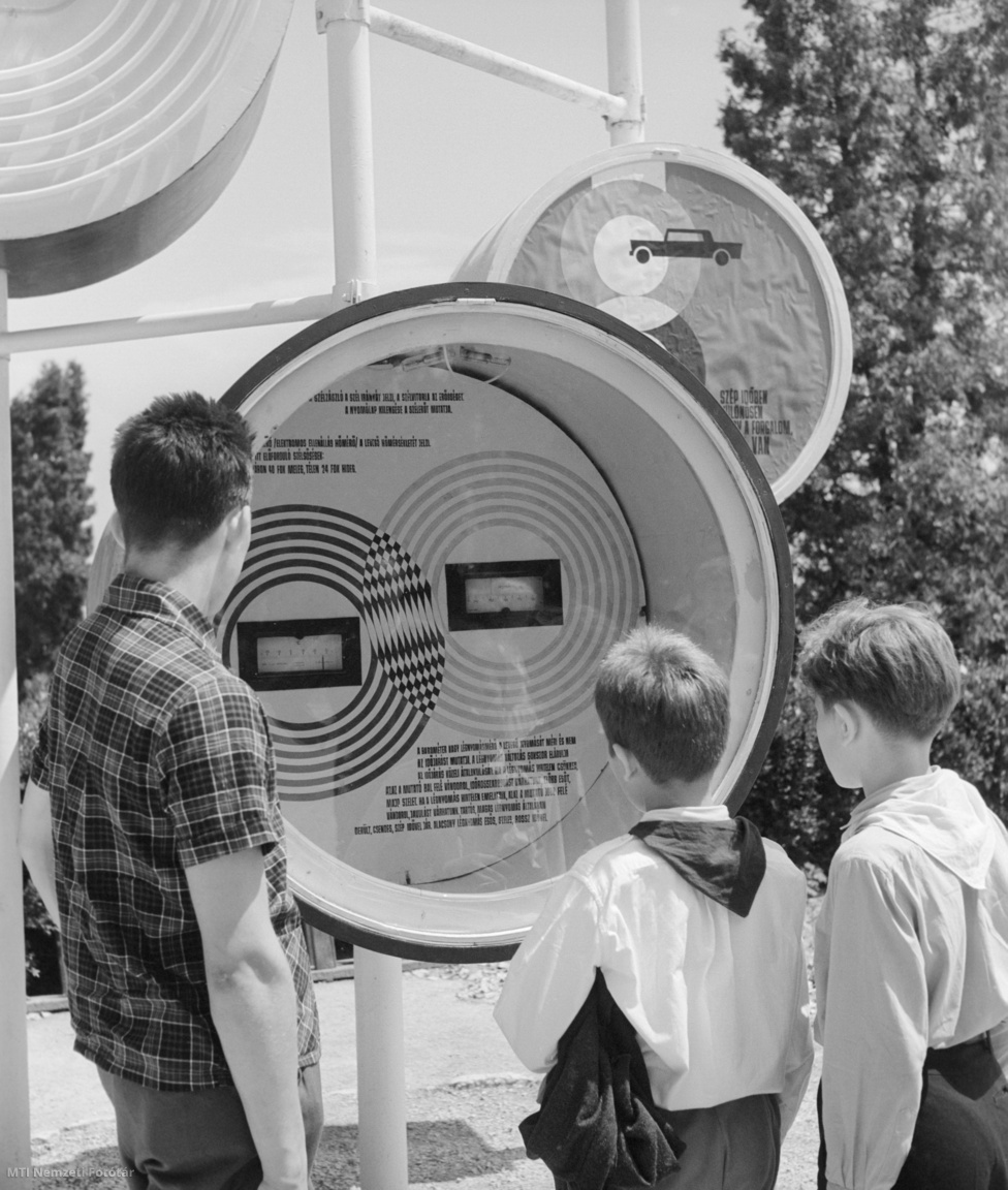 Balatonfüred, 1964. június 21. Érdeklődők nézik a balatonfüredi nyilvános meteorológiai jelzőállomást, melyről leolvasható a pillanatnyi hőmérséklet és a várható időjárás is