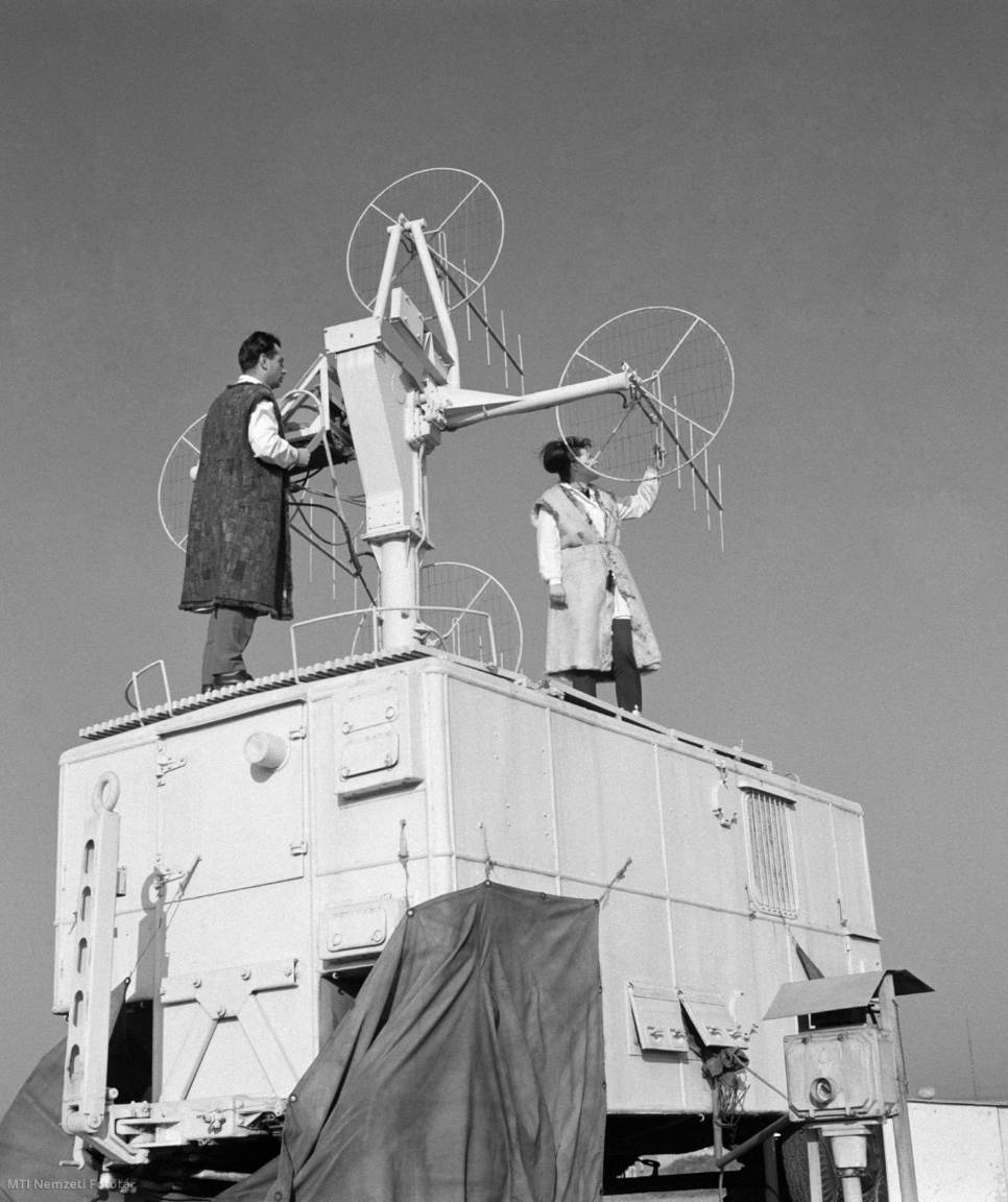 Budapest, 1965. december 30. Ventura Eduard és Nagy Ibolya, az Országos Meteorológiai Intézet munkatársa a rádiós megfigyelőkocsi tetején beállítja az antennákat a pestszentlőrinci állomáson, hogy a magaslégköri méréshez – a légnyomás, szél, léghőmérséklet és légnedvesség közvetlen mérése a troposzférában és a sztratoszféra egy részén – felbocsátott léggömbre szerelt mérőszonda adatait venni tudják. Az időjárás előrejelzéséhez ismerni kell a talaj szintjéről 30 ezer méter magasságig a hőmérsékletet, a széljárást és a páratartalmat. Az intézet szakemberei szerint az új műszerek, módszerek alkalmazásával az időjárás előrejelzése pontosabb és megbízhatóbb lesz a következő évben