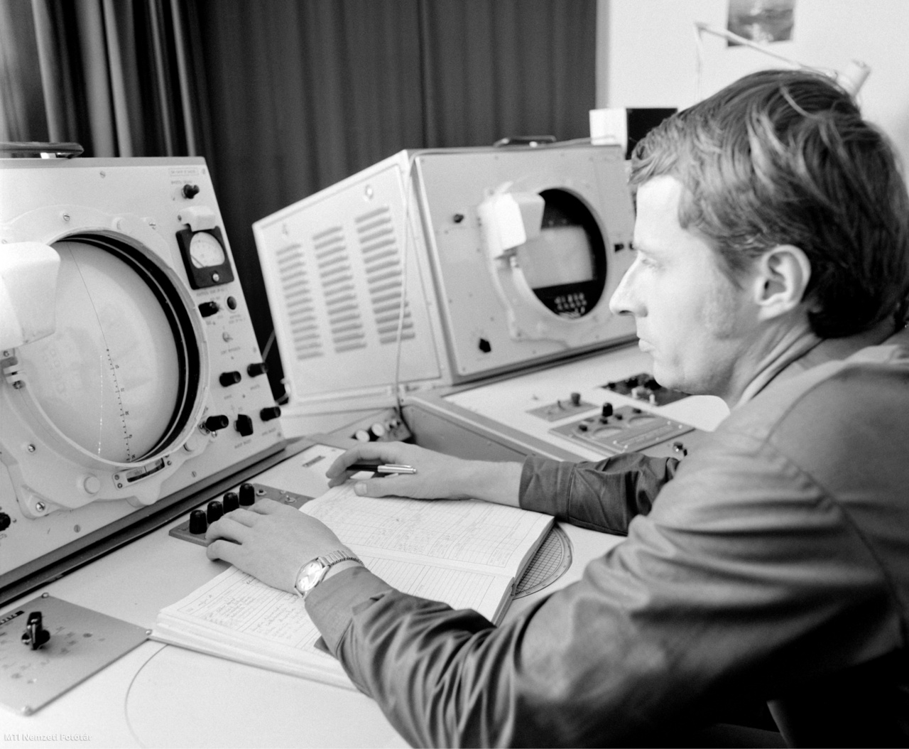 Pécs, 1976. június 5. Husznai Gábor. a Tenkes-hegyen lévő meteorológiai rádiólokátor irányítója az ún. vezetési ponton figyeli az alakuló felhőzetet. Baranyában megkezdte munkáját a rakétás jégeső-elhárító rendszer