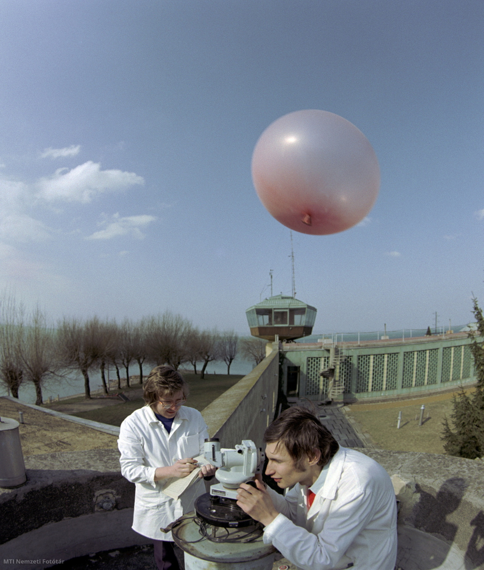 Siófok, 1974. március 1. Meteorológusok szélirányjelző ballont eresztenek föl a siófoki időjárási szolgálat épületének tetejéről