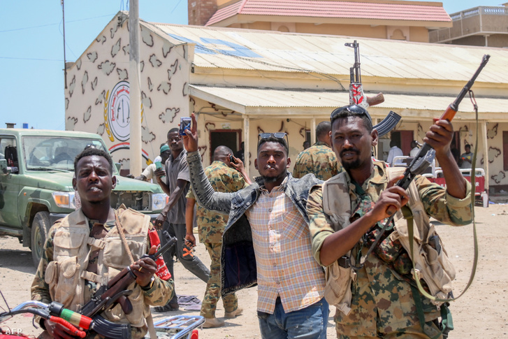 Abdel Fattah al-Burhanhoz hű szudáni katonák Port Szudánban 2023. április 16-án