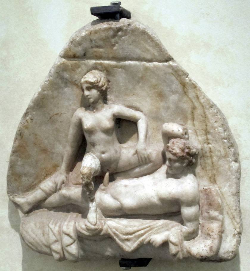 I. századi római erotikus dombormű az Olaszország-beli Pompejiből. Az ókori római történelem már a kezdetektől hemzseg a nemi erőszakban és orgiákban gazdag legendáktól.
