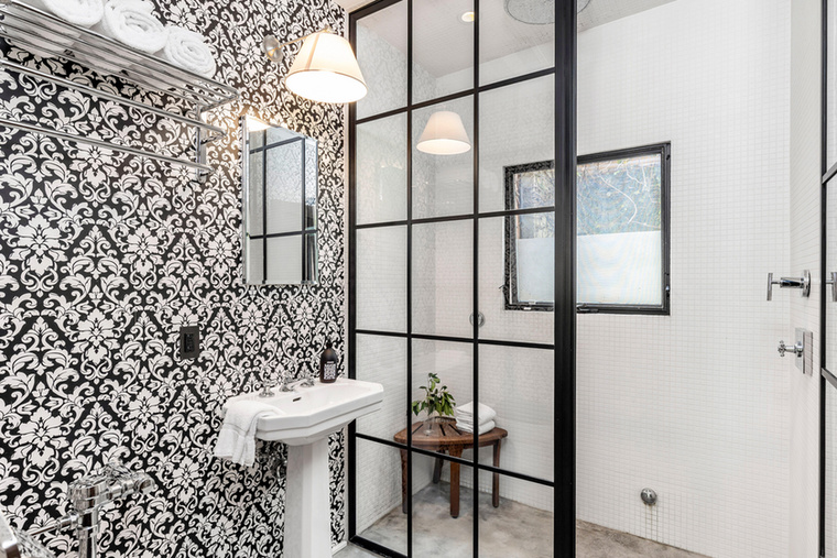 A minimalista irányzat szerelmeseinek ez a fürdőszoba biztos elnyeri a tetszését.