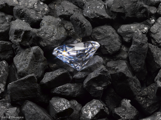 A természetes gyémánttal ellentétben a mesterséges gyémánt eredete mindenképpen garantált