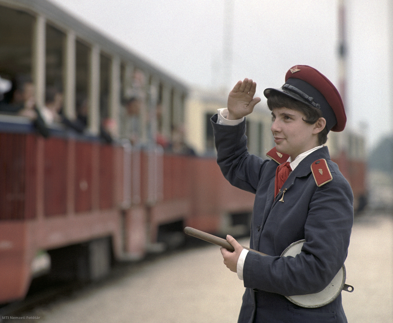 Budapest, 1966. július 31. Úttörő naplózó forgalmi szolgálattevő tisztelegve meneszti a vonatot az Úttörővasút Széchenyi-hegyi végállomásáról