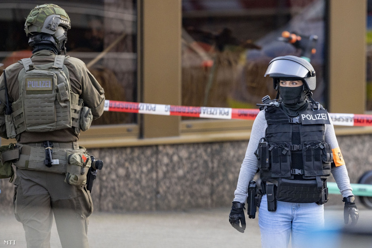 Rendőrök a késes támadás helyszínén, egy edzőterem bejárata előtt a németországi Duisburgban 2023. április 18-án