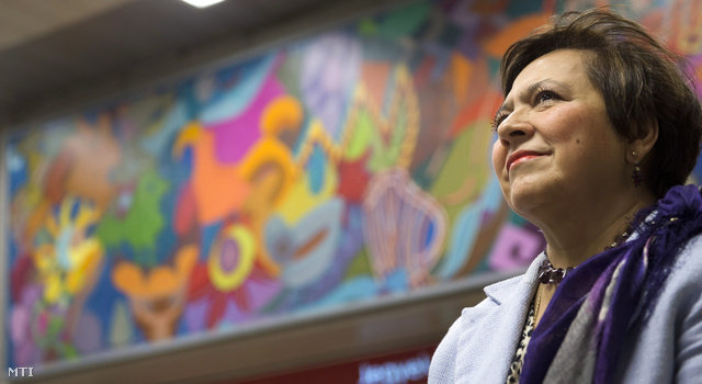 Isabel Bárbara Téllez Rosete, Mexikó budapesti nagykövete áll Julio Carrasco Breton mexikói festőművész alkotása előtt az M2-es metróvonal Keleti pályaudvar állomásának pénztárcsarnokában
