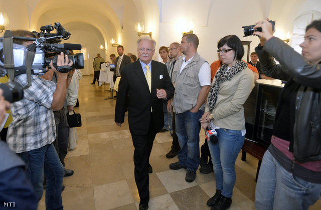 Balázs Péter, a Vígszínház igazgatói posztjára pályázó jelölt érkezik a Fővárosi Közgyűlés ülésére