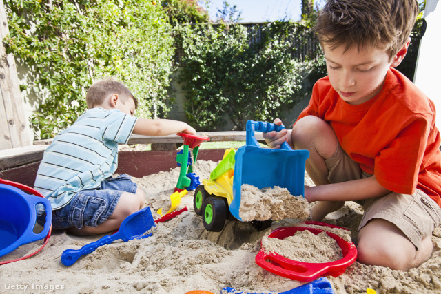 Kisgyermekkorban minden gyereknek homokoznia kellene
