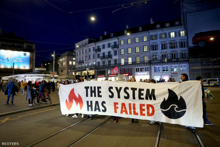 Tüntetők a Credit Suisse központja előtt 2023. március 20-án