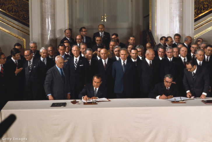 Richard Nixon és Leonyid Brezsnyev aláírja a megállapodást a Kremlben 1972. május 26-án