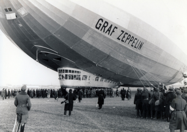 A Graf Zeppelin megérkezik a csepeli Weiss Manfréd-gyár repülőterére