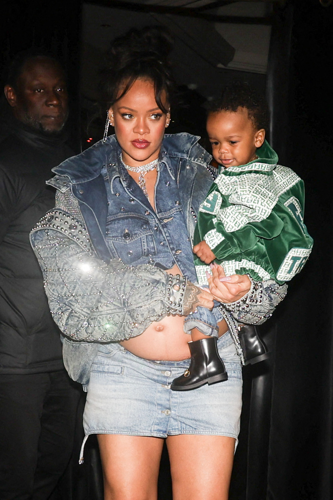 A várandós Rihanna egy párizsi étteremben vacsorázott együtt gyermekével