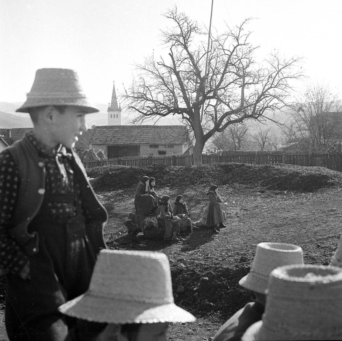A széki iskola udvarán, 1973