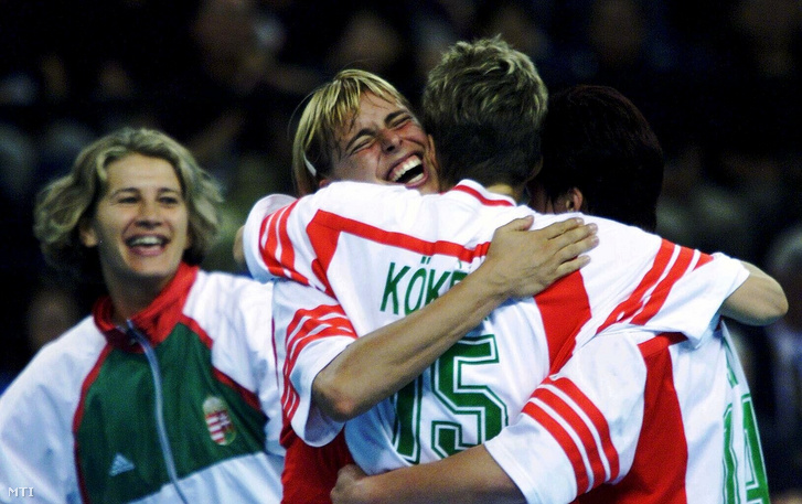 Farkas Ágnes és Kökény Beatrix ünnepelnek, miután a sydney-i olimpia női kézilabdatornájának elődöntőjében Magyarország 28:23 arányú győzelmet aratott Norvégia felett 2000. szeptember 29-én. A győzelemmel a magyar válogatott – a sportág történetében először – bekerült az olimpia döntőjébe