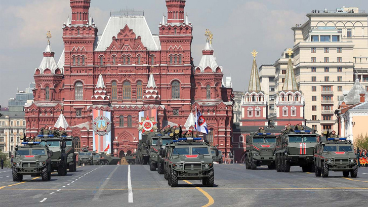 A moszkvai Győzelem napi katonai parádé. Tavaly csak a repülőgépek maradtak a földön, lehet idén itt is elmarad a felvonulás? Forrás: The Moscow Times