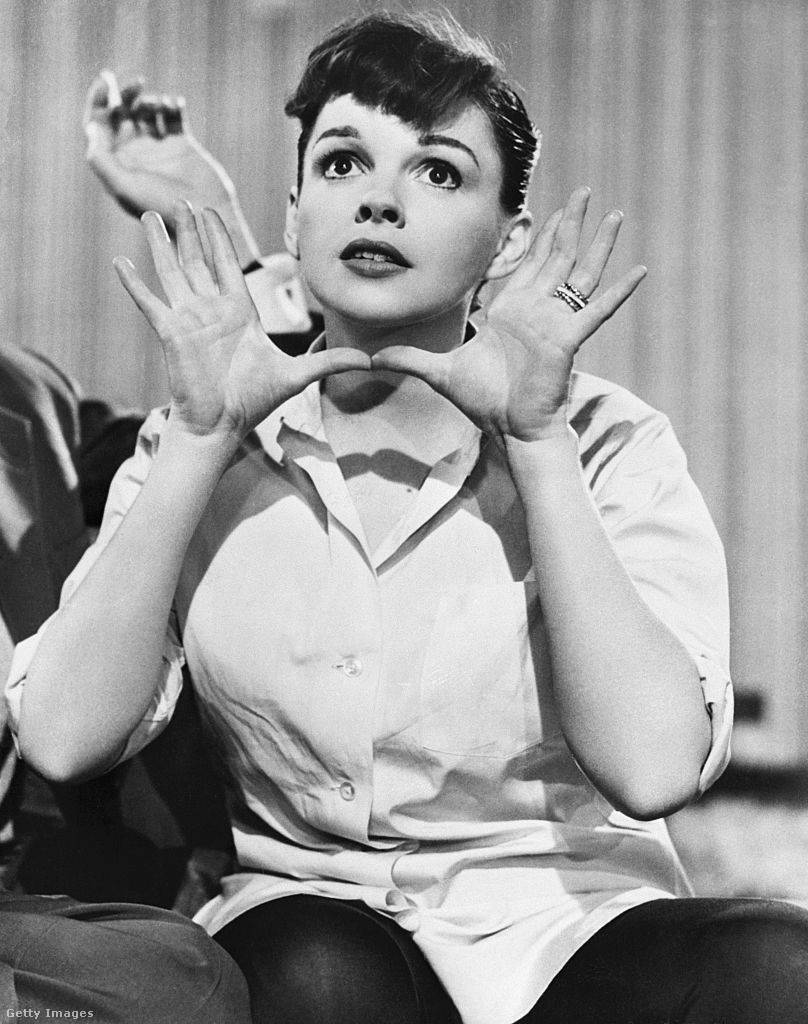 Judy Garland az 1954-es Csillag születik egyik jelenetében. Ez a film volt a nagy visszatérése, miután az MGM négy évvel azelőtt felbontotta szerződését.