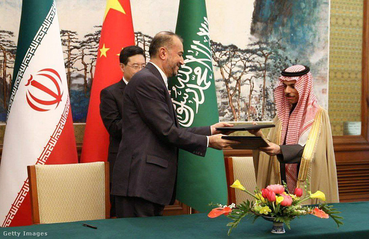Hossein Amir-Abdollahian iráni külügyminiszter és Faisal bin Farhan Al Saud szaúdi külügyminiszter 2023. április 6-án Pekingben
