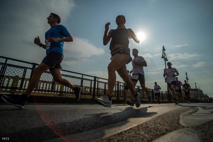 Résztvevők a 36. Telekom Vivicittá Városvédő Futás félmaraton versenyén a Margit hídon 2021. július 11-én