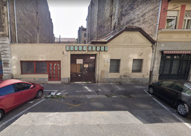 A bontásra ítélt ház, ahol az olasz márványgyára működött, a Garay utca 39. szám alatt