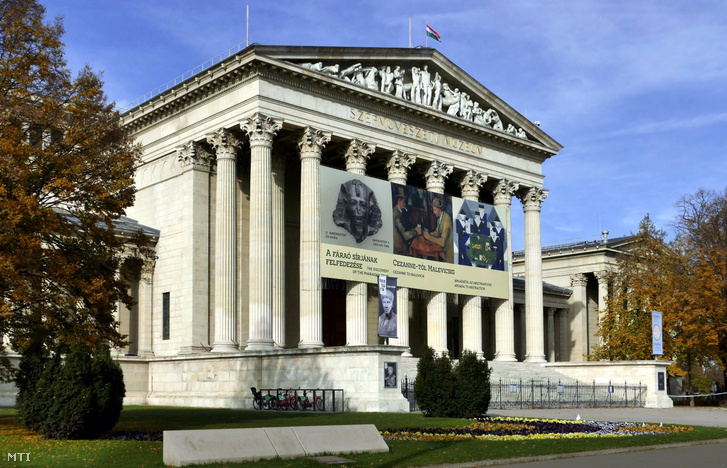 A Szépművészeti Múzeum oszlopfői és a timpanon szobrai is Mazzi keze munkáját dicsérik