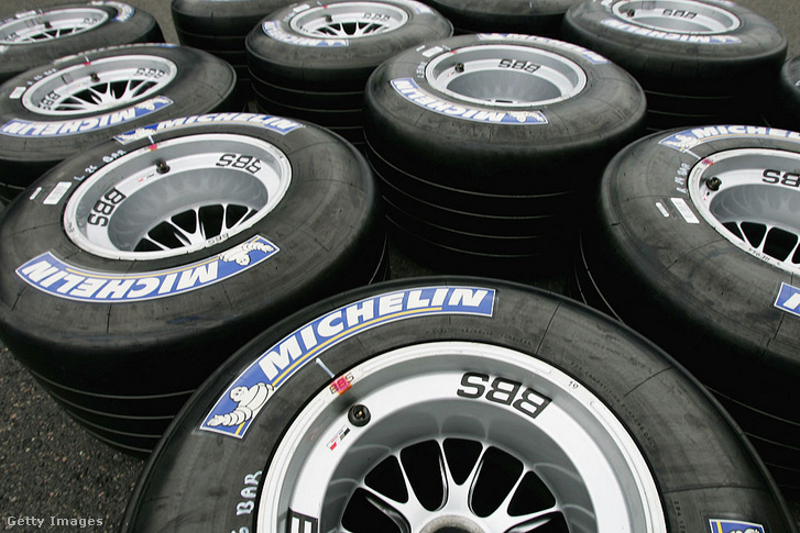 Michelin gumiabroncsokal szerelt F1-es felnik a 2005-ös Francia Nagydíj előtt - Fotó: Clive Rose/Getty Images