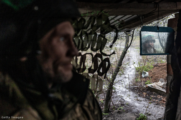 Ukrán katonák a frontvonalon Bahmutnál 2023. április 20-án